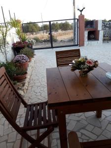 科尔萨诺VILLETTA gelsomino E jasmin bifamigliare的庭院里摆放着木桌和鲜花椅