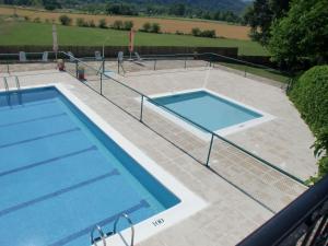 艾因萨艾因萨露营旅馆的两个游泳池周围设有围栏