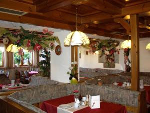 Rattenberg迪尔格酒店的一间带红色桌布的餐桌的用餐室