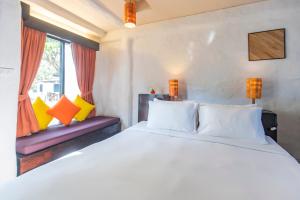 班拉克海滩Punnpreeda Beach Resort - SHA Plus Certified的卧室设有一张白色大床和两个窗户。