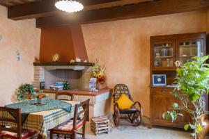 圣马赛罗Il Gladiolo的客厅配有桌子和壁炉