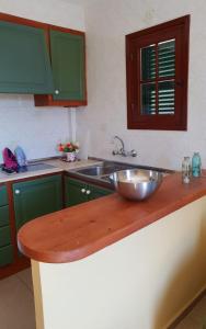 卡兰博希Apartamentos Costa Menorca的厨房配有水槽和碗在柜台上
