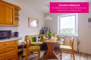 LenzingFerienwohnung Agerblick 3 Zimmer mit Küche, 83m2的厨房配有桌椅