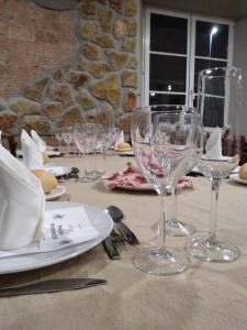 卡兰特萨Balneario Casa Pallotti的一张桌子,上面有酒杯和盘子