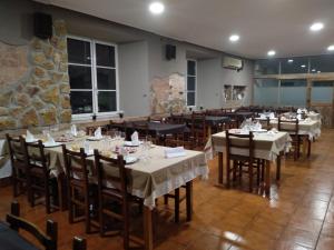 卡兰特萨Balneario Casa Pallotti的餐厅内带桌椅的用餐室