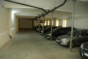 布拉格阿德巴酒店的车库里一排停泊的汽车