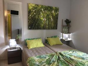 阿尔布费拉阿瓜维瓦公寓的一间卧室配有一张壁画床