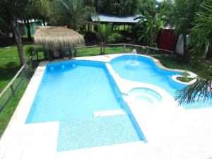 Gualeguaychú拉卡索纳酒店的享有度假村游泳池的顶部景致