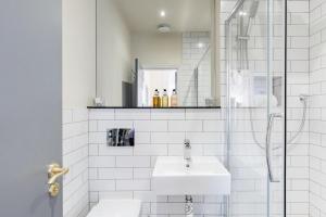 利兹希顿克莱蒙特服务式公寓 的白色的浴室设有水槽和淋浴。