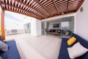 帕拉卡斯Casa en Nuevo Paracas的开放式客厅配有蓝色沙发