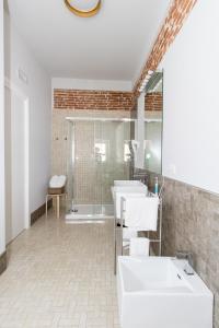 PolistenaLe Suite的一间带两个盥洗盆和淋浴的浴室