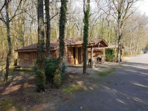 岩尼维利Les Chalets Amneville的路边树林中的小木屋