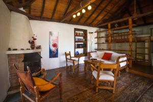 洛斯·亚诺斯·德·阿里丹Casa Ruth的客厅设有壁炉、桌子和椅子