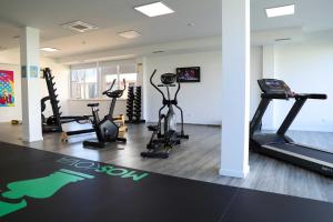 佩尼契RIDE Surf Resort & Spa的健身房设有跑步机,健身房提供健身自行车