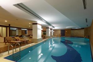 伊斯坦布尔Byotell Hotel Istanbul的游泳池,位于酒店,设有大堂