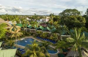 莱蒂西亚提卡娜迪若德洛酒店的享有带游泳池和树木的度假村的空中景致