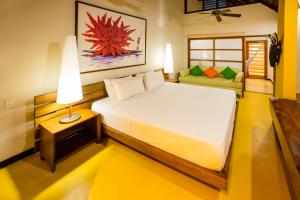 莱蒂西亚提卡娜迪若德洛酒店的一间卧室配有床、灯和沙发