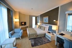 伊斯坦布尔Byotell Hotel Istanbul的酒店客房,配有一张床和一张蓝色椅子