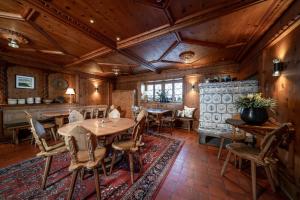 阿罗萨Hotel Stoffel - adults only的用餐室设有木制天花板和桌椅