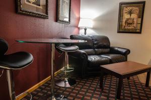 Fremont哈灵顿酒店的酒店客房设有一张桌子和一张皮椅。