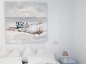 佩尼斯科拉Ananda Beach Rooms的海滩上的船只画