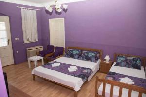 比佐瓦茨私人住宿及乡村旅游“苏达尔”公寓的一间卧室设有两张床和紫色的墙壁