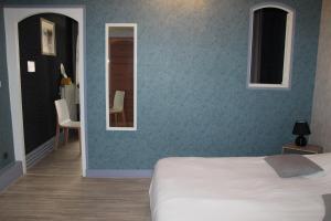 谢尔河畔塞勒Le Lion d'Or的一间卧室设有一张床和蓝色的墙壁