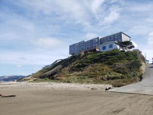 林肯市Seagull Beachfront Inn的海滩上山顶的房屋