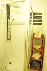 萨莱比梅Les Héliconias Résidence cosy et calme的带淋浴和毛巾架的浴室