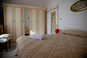 泰拉奇纳Villa Panoramica的一间卧室配有一张大床和镜子