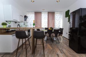 里耶卡Sensitive relax apartment的厨房配有桌椅和冰箱。