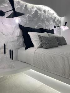 纳克索乔拉帕诺斯公寓酒店的卧室配有带两盏灯的白色床