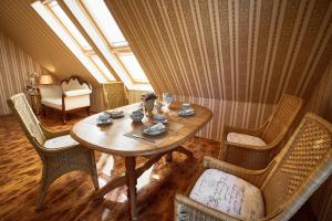 塞费塔尔Ferienhaus De Luxe的一间带木桌和椅子的用餐室