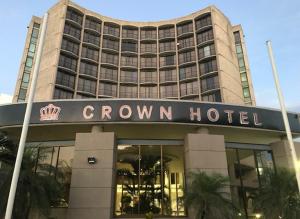 莫尔兹比港Crown Hotel的带有阅读皇冠酒店标志的酒店