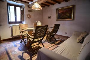 维基奥Casa Botena的客厅配有椅子、桌子和沙发