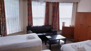 尚克林梅德汉斯德酒店的酒店客房带两张床和真皮沙发