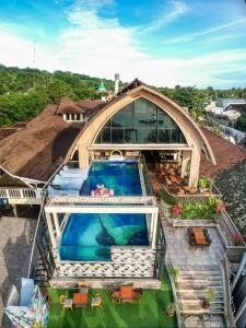 吉利特拉旺安吉利特拉旺安马克度假村的享有带游泳池的别墅的顶部景致