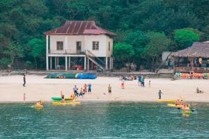 吉婆岛catba island hotel的一群人,在海滩上,在水中划船