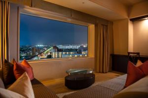 浦安东京湾浦安布莱顿酒店的客房设有大窗户,享有城市美景。