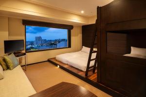 浦安东京湾浦安布莱顿酒店的一间卧室设有一张双层床和大窗户。