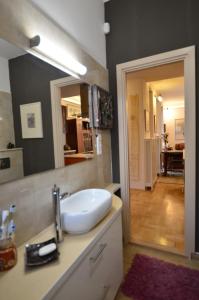 圣安德烈Art Styles Boutique Apartment Szentendre的一间带水槽和镜子的浴室以及走廊