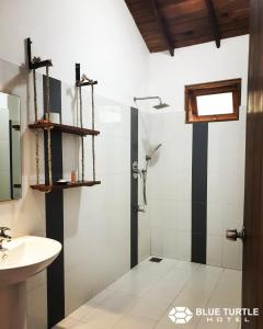 蒂瑟默哈拉默蓝色图尔特乐酒店的带淋浴和盥洗盆的浴室