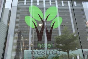 吉隆坡Hotel Westree KL Sentral的建筑物一侧的图标