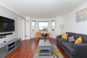 邓弗姆林Super Prime Duloch - Dunfermline - 2 Bed Executive Apartment的带沙发和电视的客厅