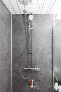邓弗姆林Super Prime Duloch - Dunfermline - 2 Bed Executive Apartment的浴室内配有淋浴和头顶淋浴
