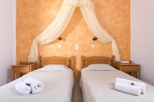 卡特瑞杜斯奥林匹亚酒店 的客房内的两张床和毛巾