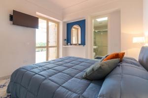 卡普里La Gioiella Capri的一间卧室设有一张大蓝色的床和窗户