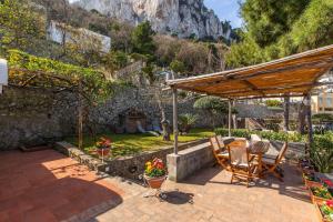 卡普里La Gioiella Capri的花园内带桌椅的庭院