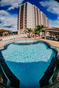 卡达斯诺瓦斯DIROMA EXCLUSIVE - BVTUR的酒店前方的大型游泳池