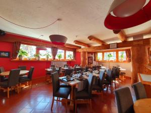 布勒伊-切尔维尼亚Hotel Lyskamm的一间带桌椅和红色墙壁的餐厅